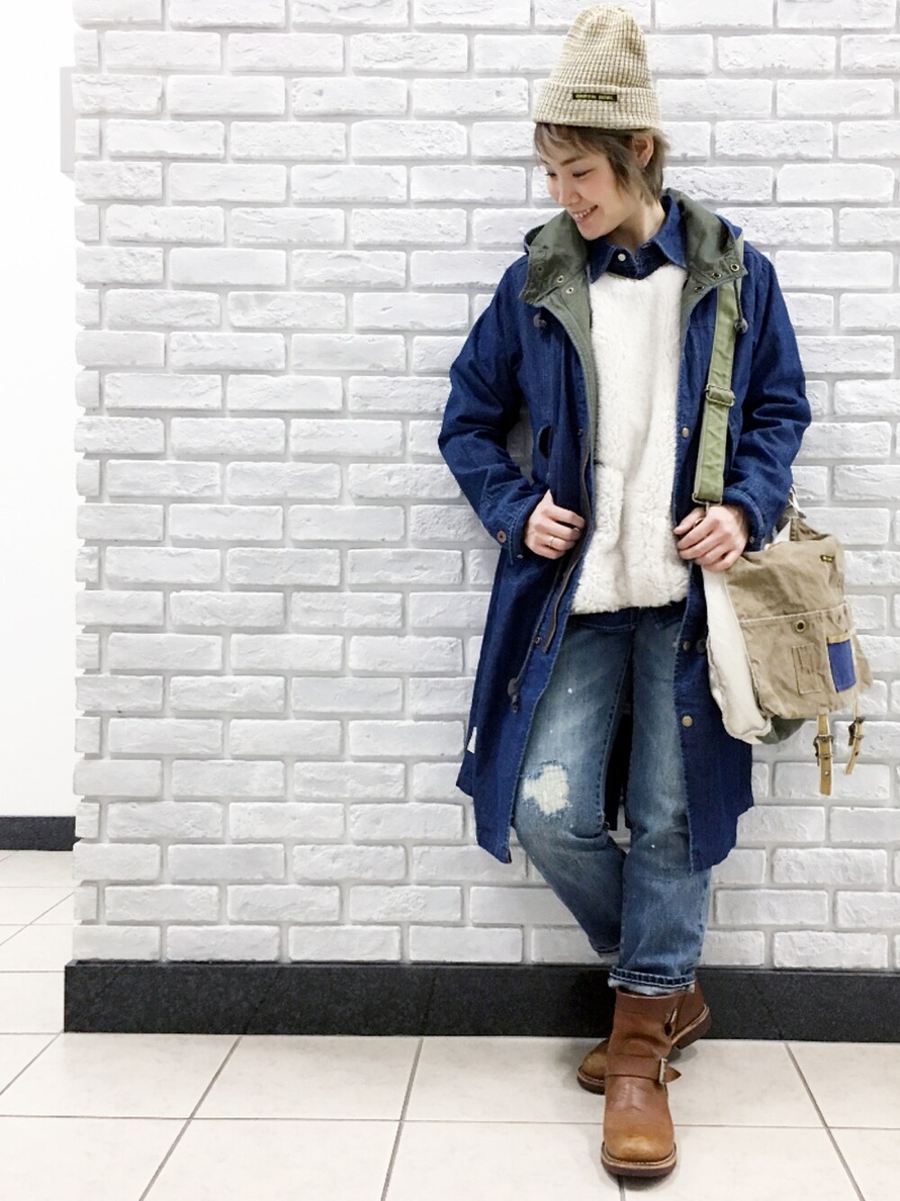 「デニム、ブーツ、ボーイッシュ、ニット帽、ショルダーバッグ、ボア、デニムパンツ、OLD BETTY'S、デニムオンデニム、GREEN BOWL」｜「OLD BETTY'Sのアイテム（デニムパンツ、ブルー系）」を使った、doco.さん（レディース・163cm）の冬コーディネートの1枚目の写真