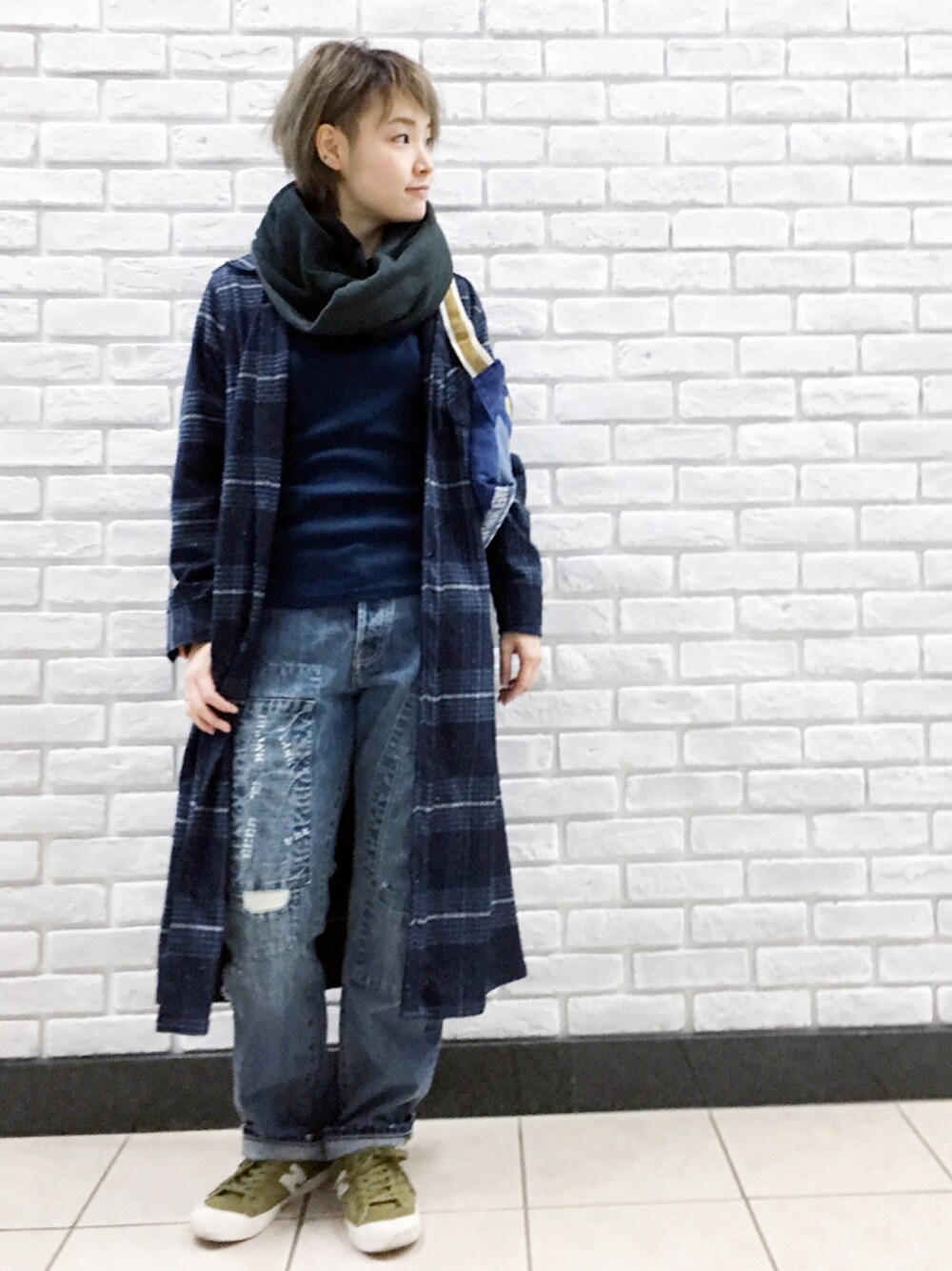 グリーン系のスニーカー、ブルー系のワンピース、ブルー系のパーカーを着用したレディースの冬コーディネートの1枚目の写真