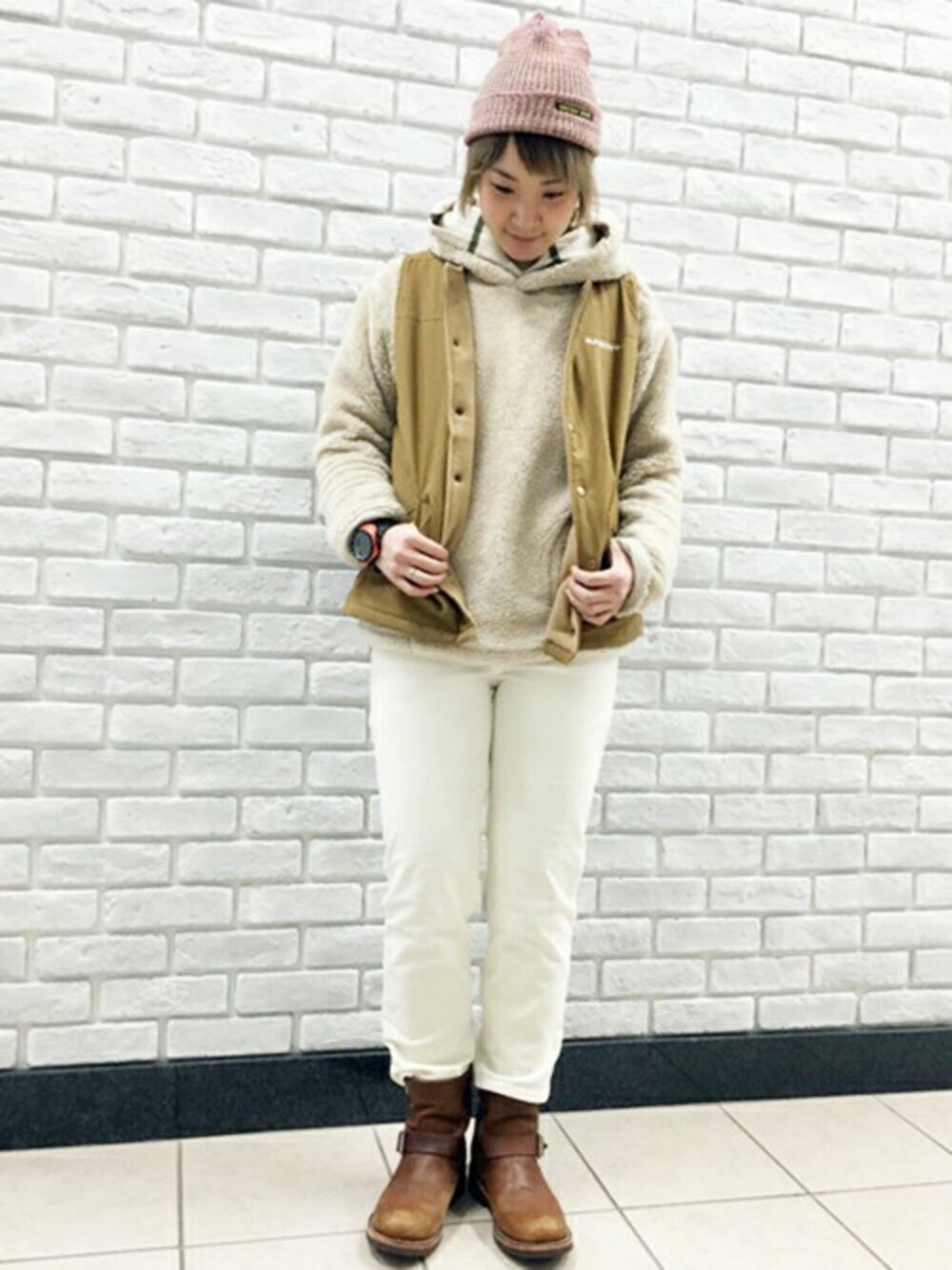 ベージュ系のパーカー、ホワイト系のその他パンツ、ベージュ系のパーカーを着用したレディースの冬コーディネートの1枚目の写真