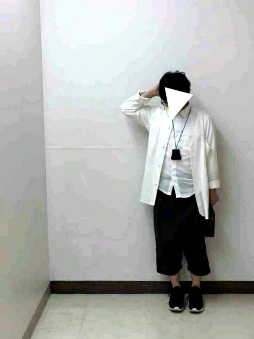 ホワイト系のカーディガン/ボレロ、ホワイト系のシャツ/ブラウス、ブラック系のその他パンツを着用したメンズの春コーディネートの1枚目の写真