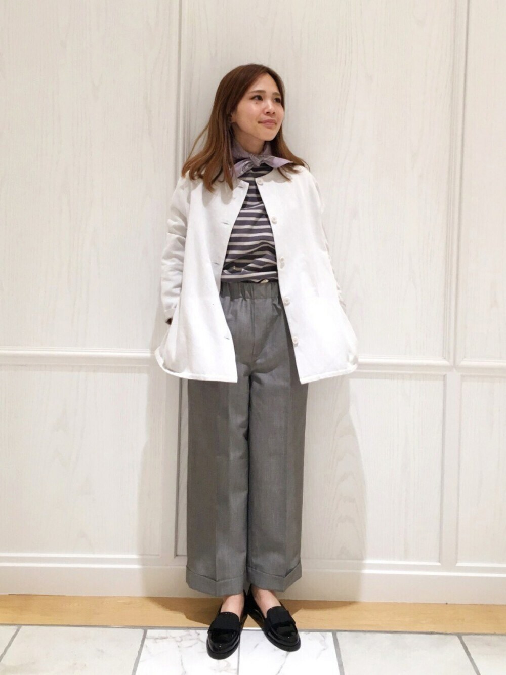 ホワイト系のその他パンツ、ブラック系のローファー、グレー系のTシャツ/カットソーを着用したレディースの春コーディネートの1枚目の写真