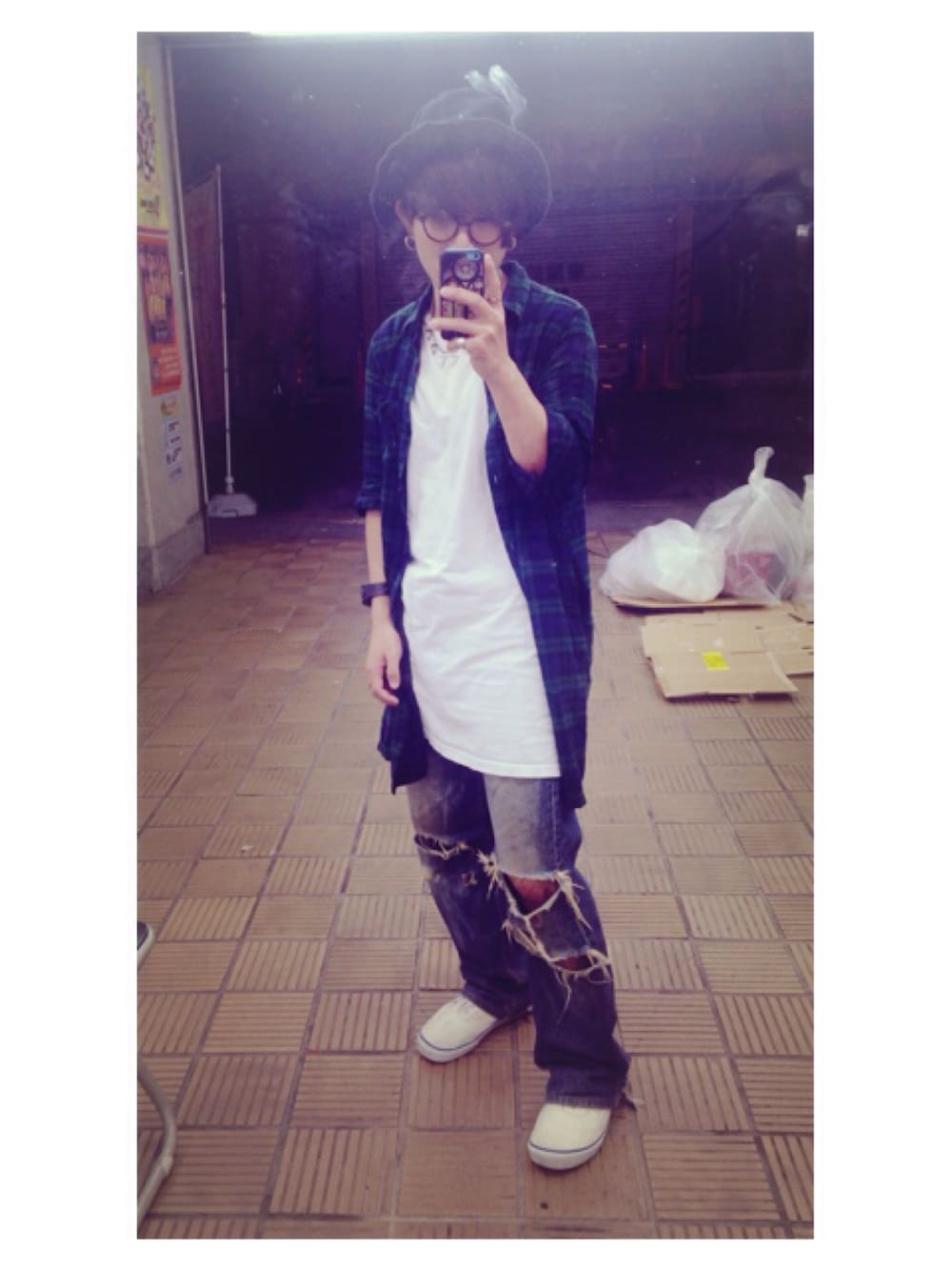 グリーン系のニット/セーター、ホワイト系のTシャツ/カットソー、ブルー系のデニムパンツを着用したメンズの秋コーディネートの1枚目の写真