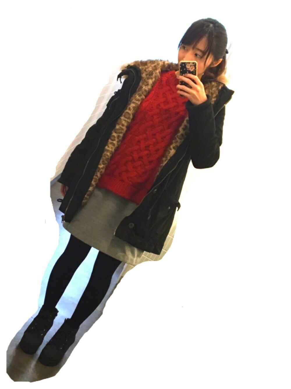 「ootd、スヌード、ミリタリーコート、ひょう柄、赤ニット、ショートブーツ、チャコールグレー、極暖ヒートテック、あったかコーデ」｜「INGNIのN3B（ミリタリージャケット、ブラック系）」を使った、mimさん（レディース・160cm）の秋コーディネートの1枚目の写真