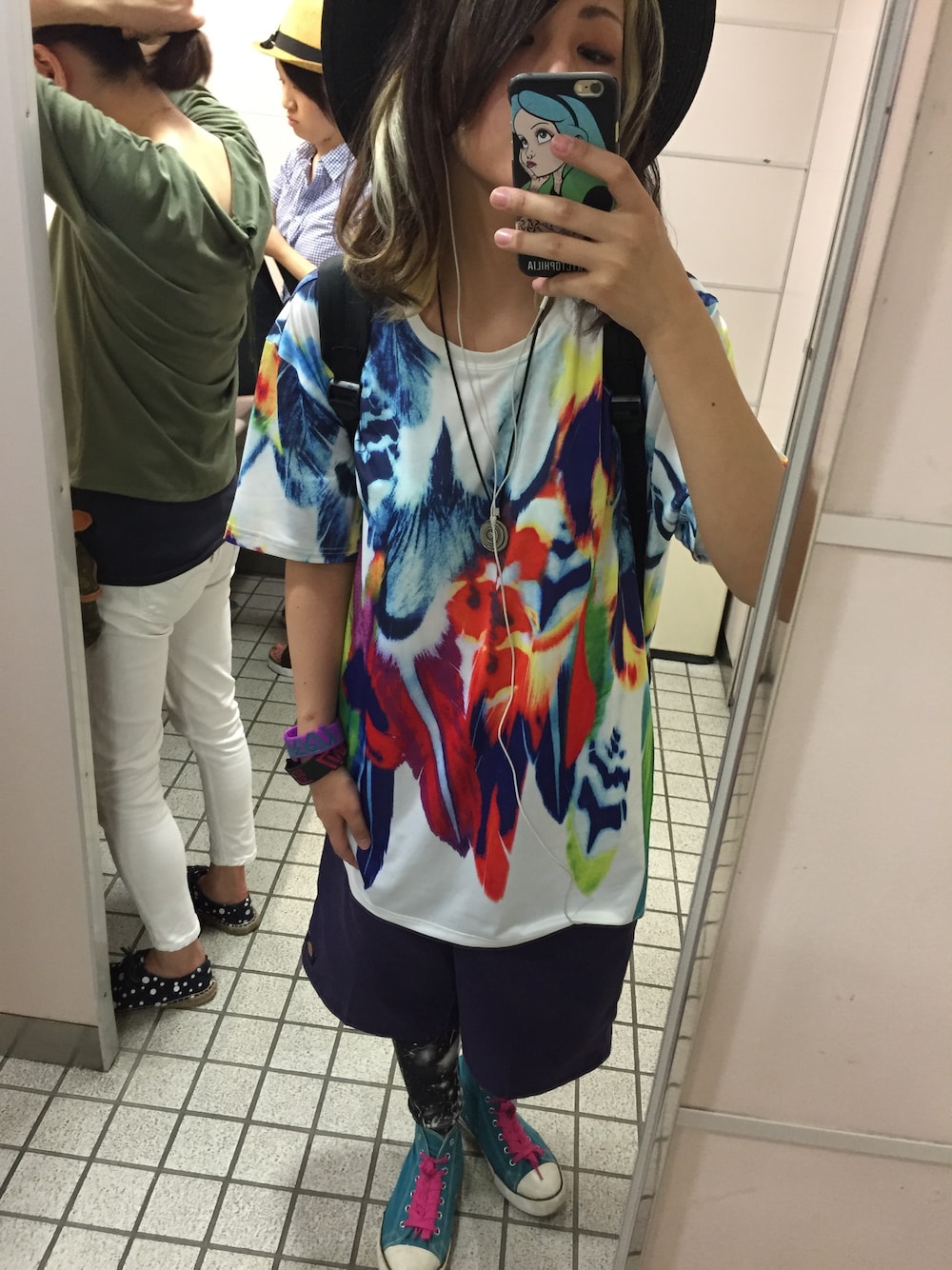 「パブリックアイズ」｜「PUBLIC EYESのPE-41W ウインググラフィックTシャツ（Tシャツ/カットソー、ホワイト系）」を使った、Eeezの希英美さん（レディース・159cm）の夏コーディネートの1枚目の写真