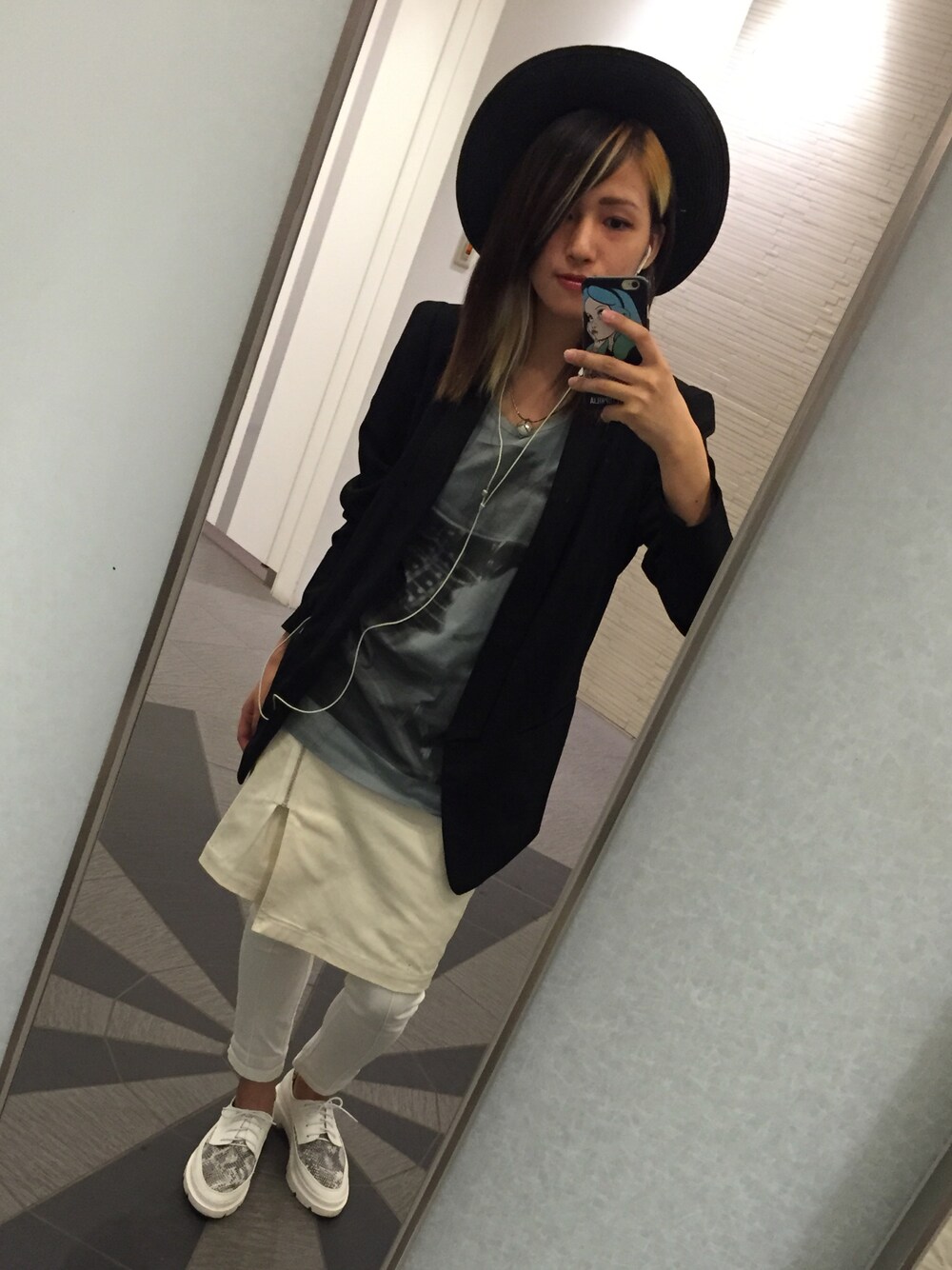 「ラッドミュージシャン、H&M、イーハイフンワールドギャラリー(E hyphen world gallery)」｜「no brandのアイテム（ブーツ、ホワイト系）」を使った、Eeezの希英美さん（レディース・159cm）の夏コーディネートの1枚目の写真