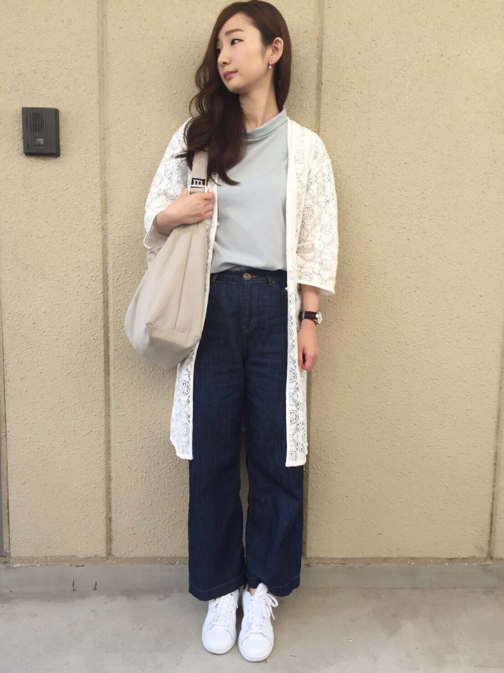 ブルー系のTシャツ/カットソー、ホワイト系のカーディガン/ボレロ、ブルー系のデニムパンツを着用したレディースの春コーディネートの1枚目の写真