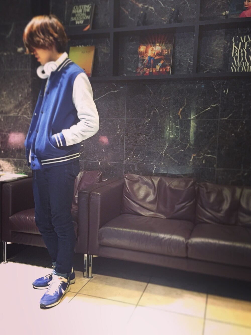 「BEAUTY&YOUTH UNITED ARROWS、UNIQLO、ブルーコーデ、blue、NIKE、ドラフトBY」｜「BEAUTY&YOUTH UNITED ARROWSのBY スウェット アワード ジャケット ◆（ブルゾン、ブルー系）」を使った、reoさん（メンズ・173cm）の春コーディネートの1枚目の写真