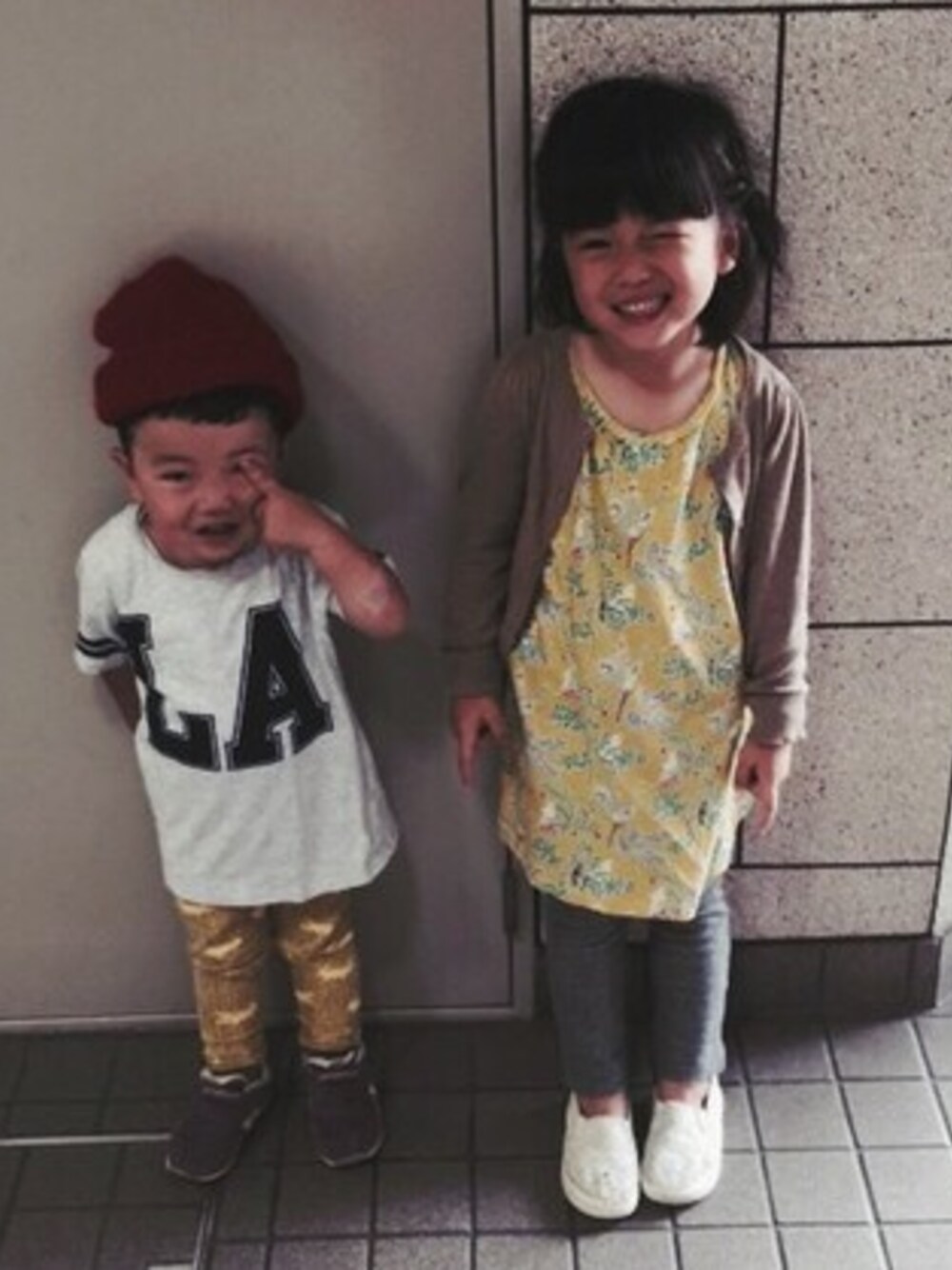 「kids、姉弟」｜「UNIQLOのアイテム（チュニック、イエロー系）」を使った、ｙｕｕｕさん（キッズ・100cm）の秋コーディネートの1枚目の写真