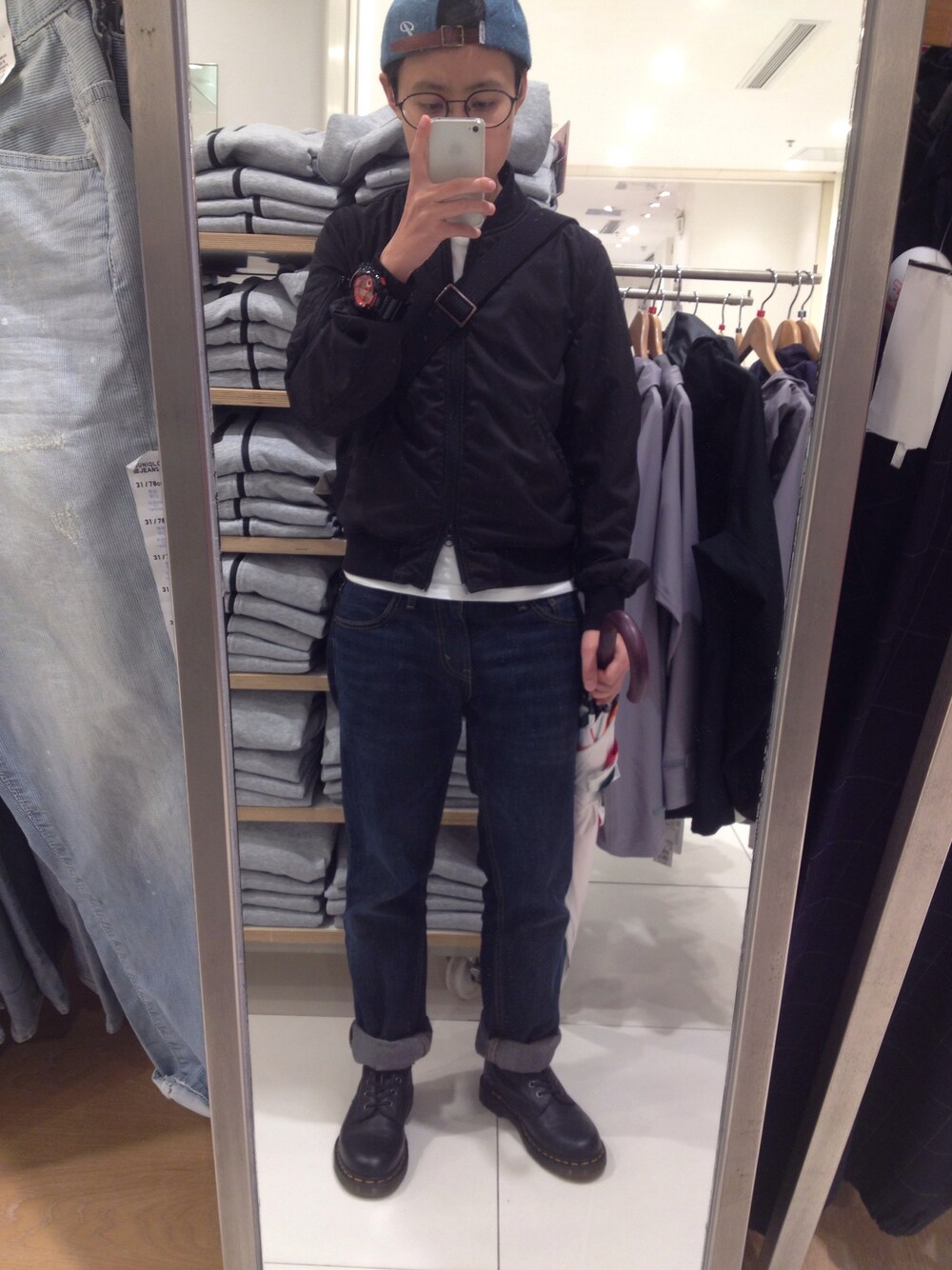 「Levi'sのアイテム（デニムパンツ、ブルー系）」を使った、Tysonさん（レディース・158cm）の春コーディネートの1枚目の写真