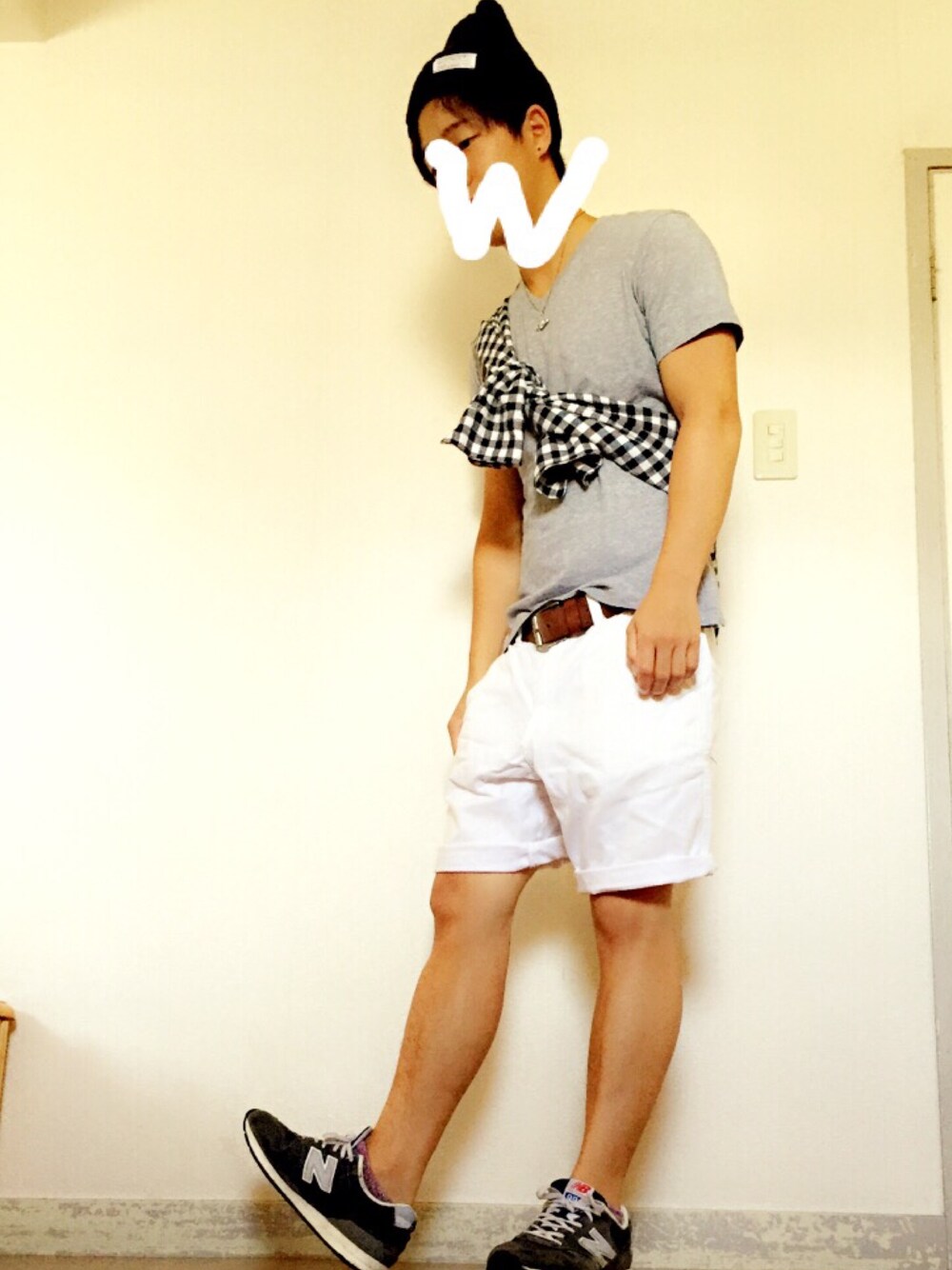 グレー系のTシャツ/カットソー、その他のシャツ/ブラウス、ホワイト系のその他パンツを着用したメンズの夏コーディネートの1枚目の写真