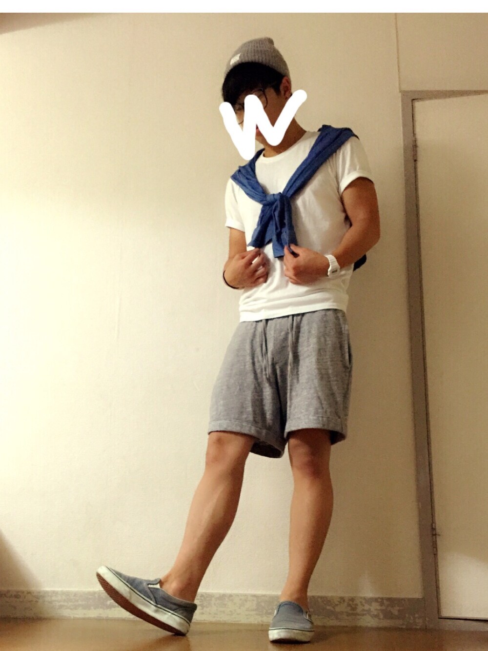 ブルー系のシャツ/ブラウス、ホワイト系のTシャツ/カットソー、グレー系のその他パンツを着用したメンズの夏コーディネートの1枚目の写真