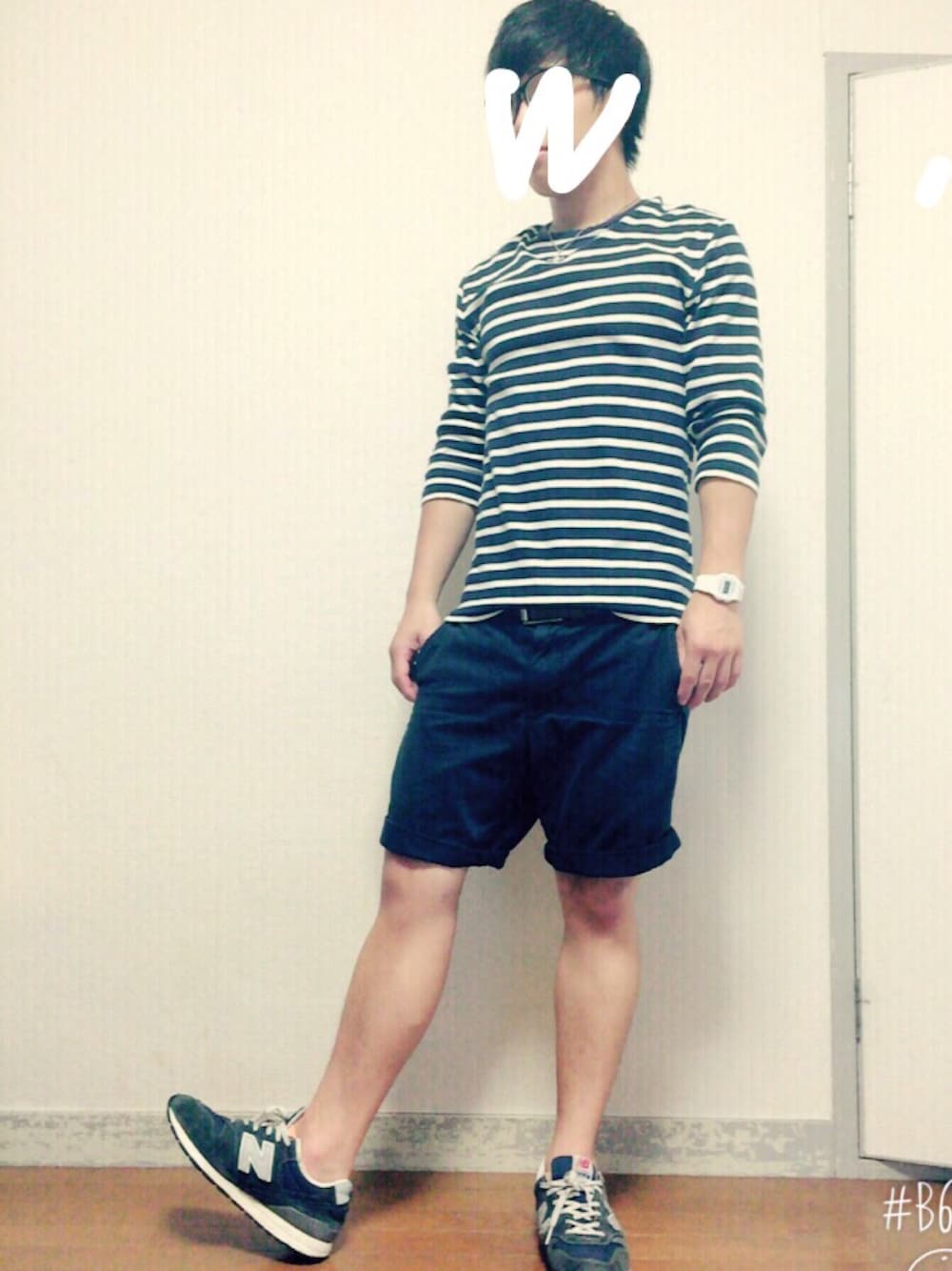 その他のTシャツ/カットソー、ブルー系のその他パンツ、ブルー系のスニーカーを着用したメンズの夏コーディネートの1枚目の写真