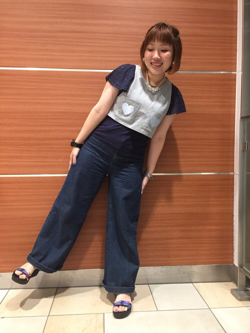 その他のサンダルを着用したレディースの夏コーディネートの1枚目の写真