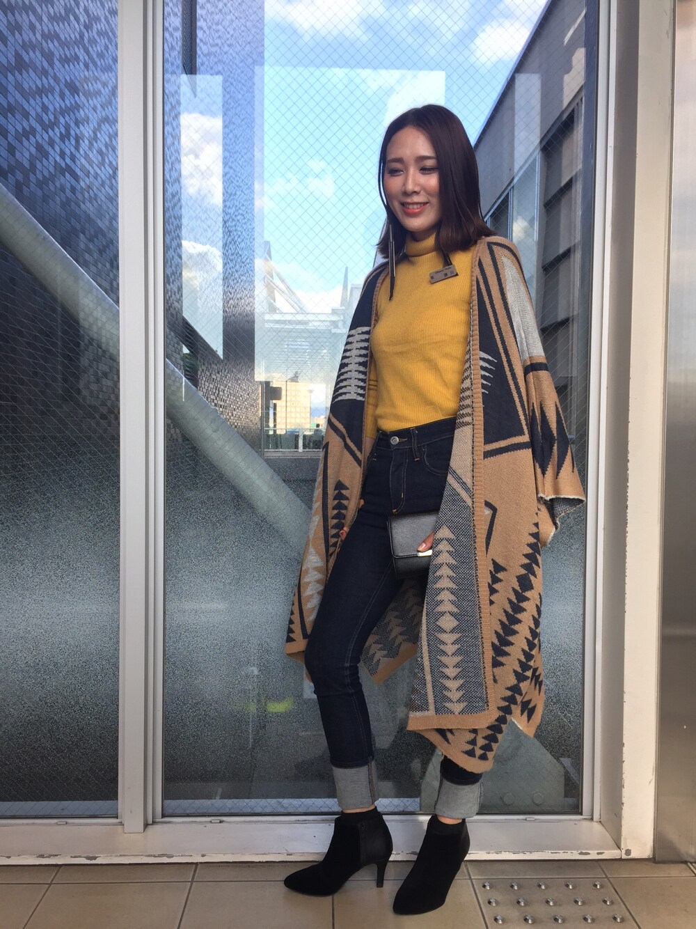 「ニット、ストール、バッグ、ショートブーツ、オリエンタルトラフィック、ORiental TRaffic(ORiental TRaffic)、スキニーデニム、美脚効果、ウォレットバッグ」｜「ORiental TRafficの秋冬新作★ポインテッドショートブーツ★6401（ブーツ、ブラック系）」を使った、ORientalTRaffic さんすて岡山店さん（レディース・152cm）の秋コーディネートの1枚目の写真