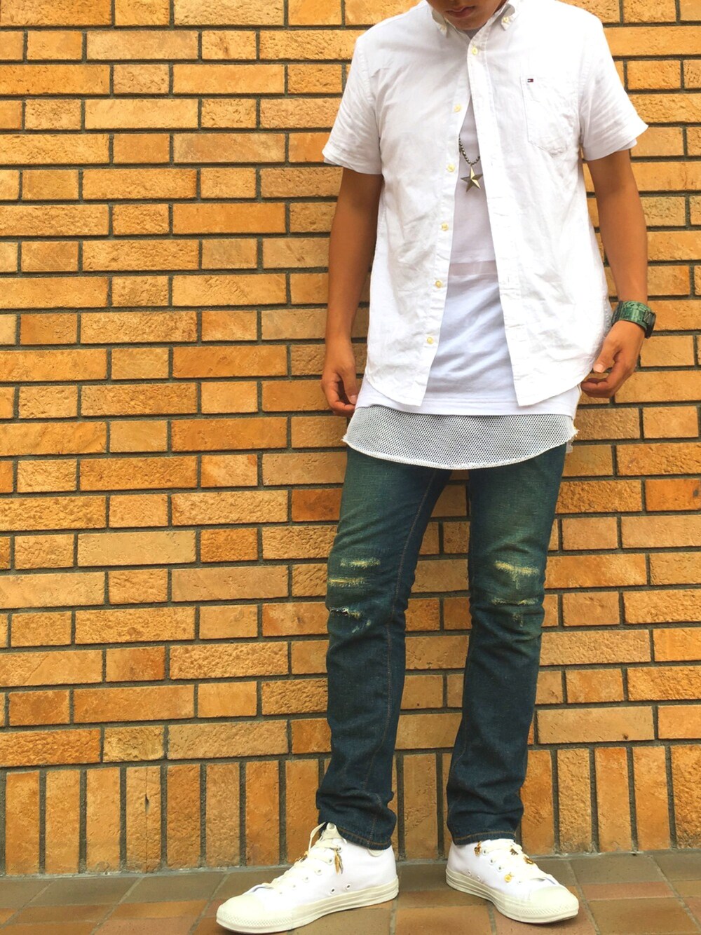 「白シャツ×デニム、converce、TOMMY HILFIGER、Danke schon、夏コーデ、カスタムシューズ、SOPHNET.」｜「DANKE SCHONのDankeSchon/ダンケシェーン/Side Zip Mesh T-Shirts（Tシャツ/カットソー、ホワイト系）」を使った、北野 Kotaさん（メンズ・178cm）の夏コーディネートの1枚目の写真