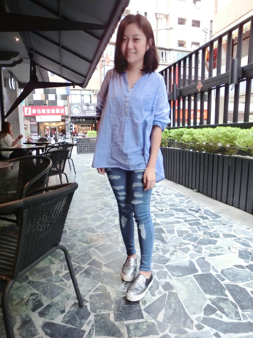 「thatshop」｜「SM2 Taiwanのアイテム（シャツ/ブラウス、ブルー系）」を使った、白萱さん（レディース・156cm）の秋コーディネートの1枚目の写真
