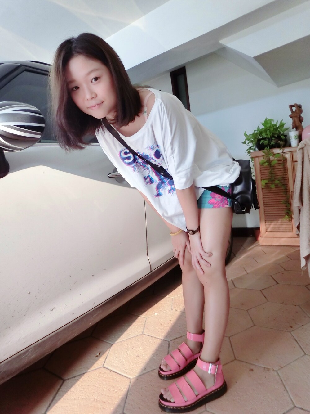 「agnes b.のアイテム（Tシャツ/カットソー、ホワイト系）」を使った、白萱さん（レディース・156cm）の秋コーディネートの1枚目の写真