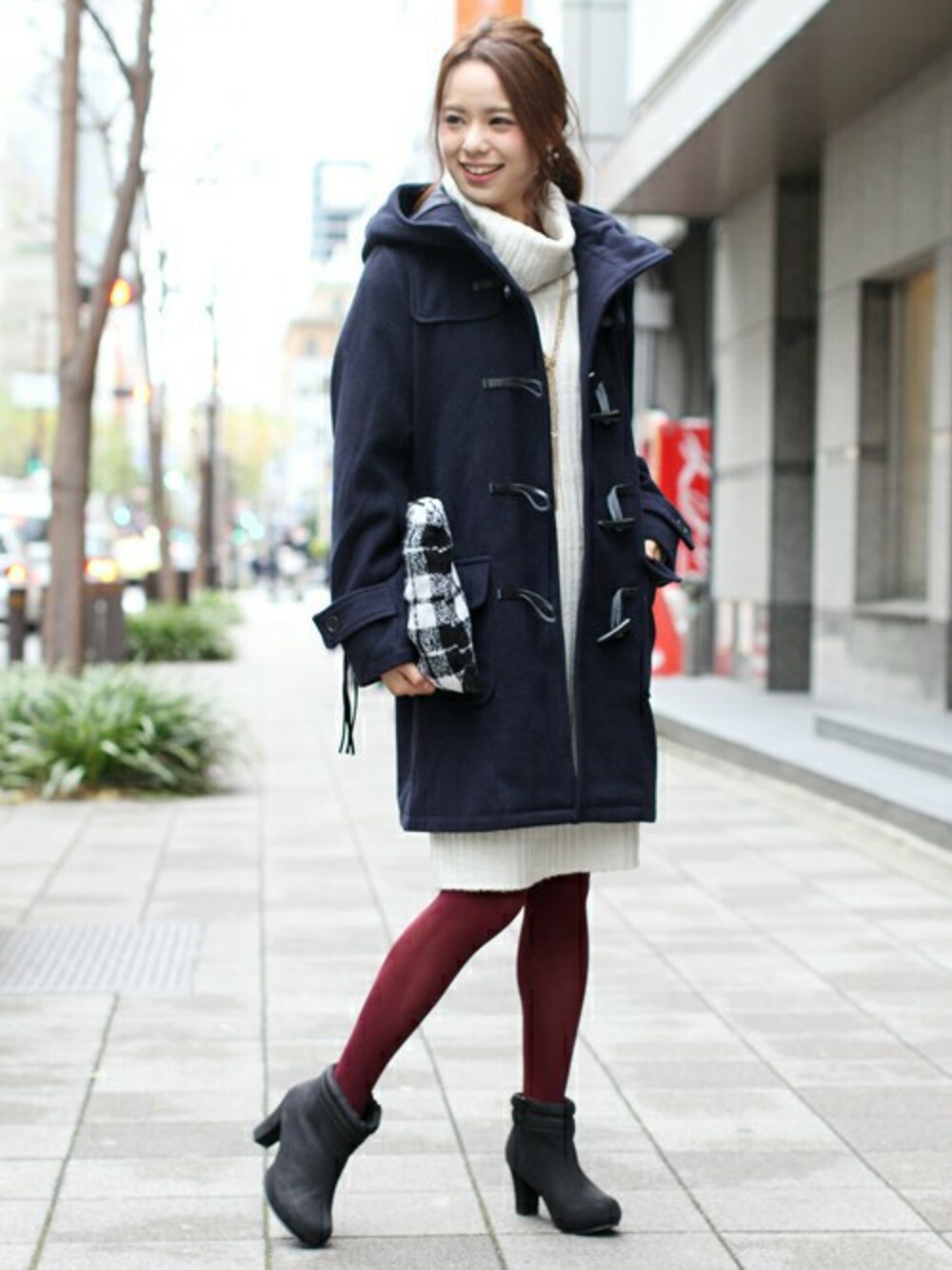 ブルー系のダッフルコート、ホワイト系のワンピースを着用したレディースの秋コーディネートの1枚目の写真