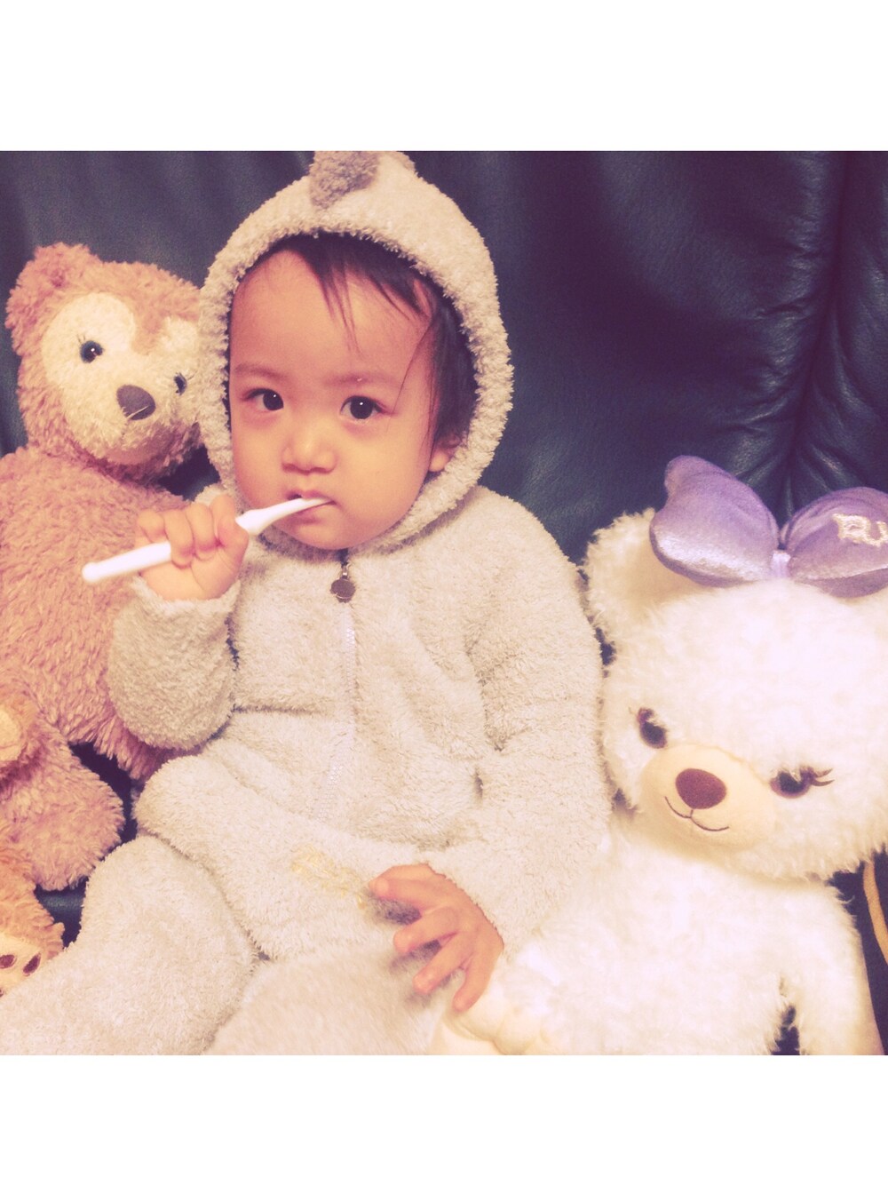 「くまさん、ダッフィー、ディズニー」｜「gelato pique Baby＆Kidsのアイテム（ブラ&ショーツ、グレー系）」を使った、アユナさん（キッズ・80cm）の秋コーディネートの1枚目の写真
