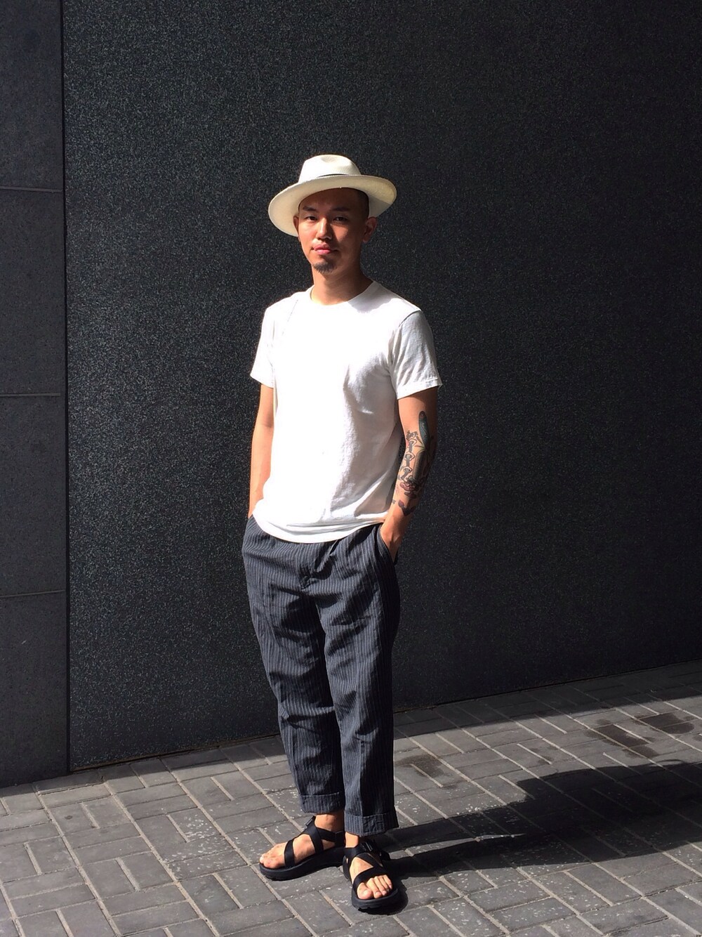 「ecuaandino、panamahat、eel、Velvasheen、chaco」｜「velvasheenのVelva sheen（Tシャツ/カットソー、ホワイト系）」を使った、윤관녕さん（メンズ・178cm）の秋コーディネートの1枚目の写真