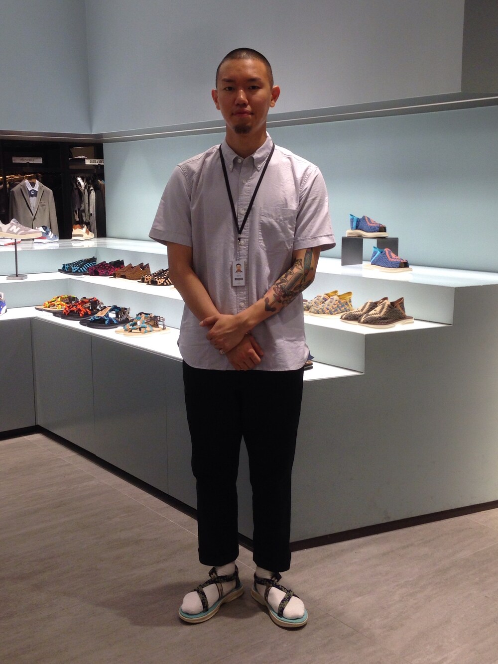 「chubasco、eel」｜「EELのアイテム（チノパンツ、その他）」を使った、윤관녕さん（メンズ・178cm）の秋コーディネートの1枚目の写真