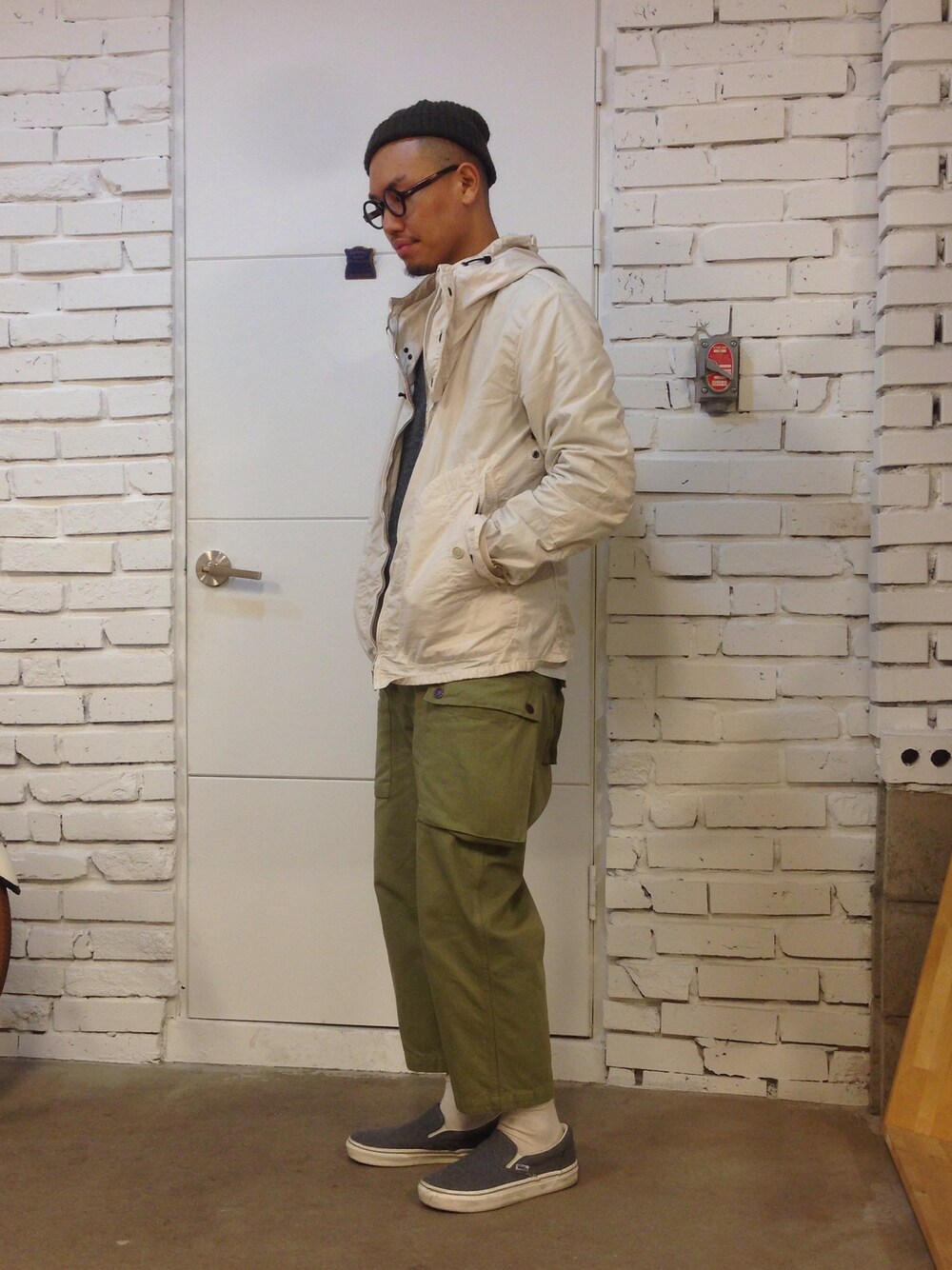 「OMNIGOD、white、CARGO PANT、Paul Smith、가을코디、daily look、니트캡」｜「national athletic goodsのアイテム（スウェット、グレー系）」を使った、윤관녕さん（メンズ・178cm）の秋コーディネートの1枚目の写真