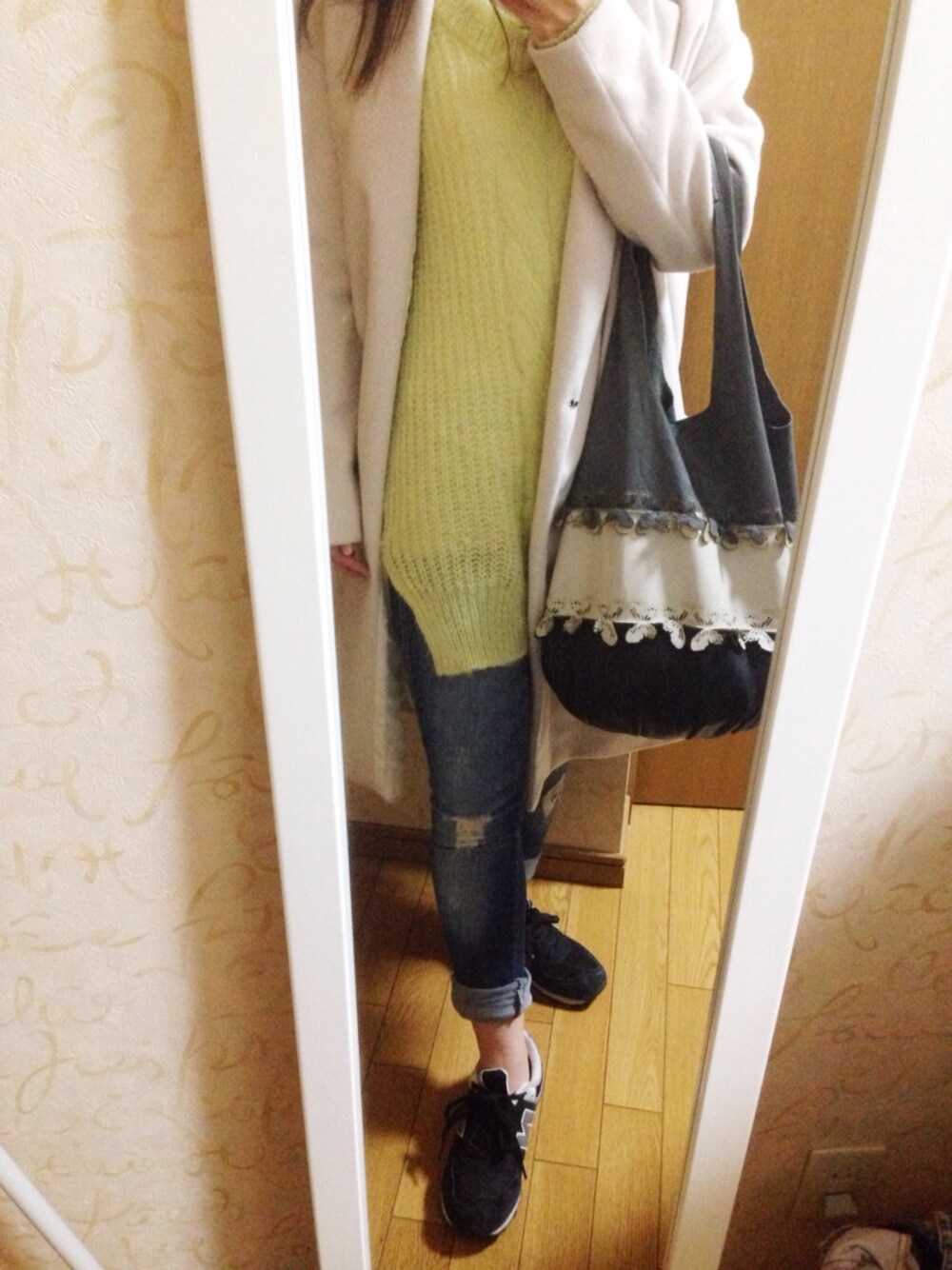 「イエロー、New Balance、デニム、ニット、春」｜「LANDS OF Eden.のアイテム（ニット/セーター、イエロー系）」を使った、ziziさん（レディース・153cm）の春コーディネートの1枚目の写真