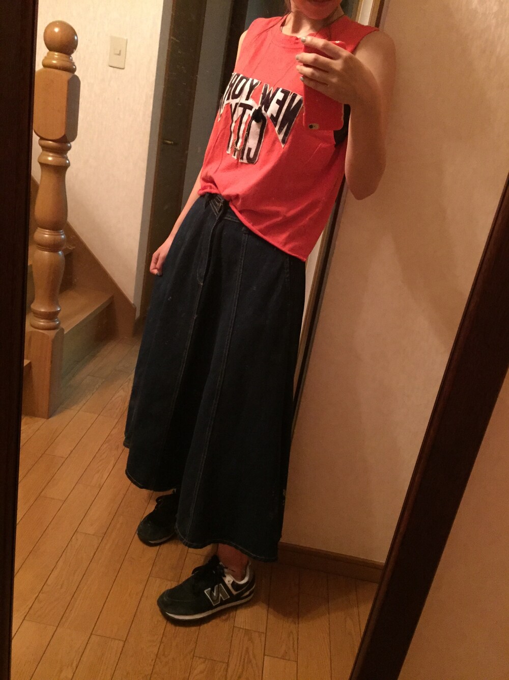 「ストリート、カジュアル、デニム、ニューバランス、スカート、レッド、Tシャツ」｜「rizzbiのアイテム（Tシャツ/カットソー、レッド系）」を使った、ziziさん（レディース・153cm）の夏コーディネートの1枚目の写真