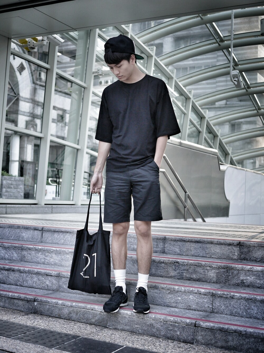 「H&Mのplain shorts（その他パンツ、ブラック系）」を使った、pteroさん（メンズ・178cm）の秋コーディネートの1枚目の写真
