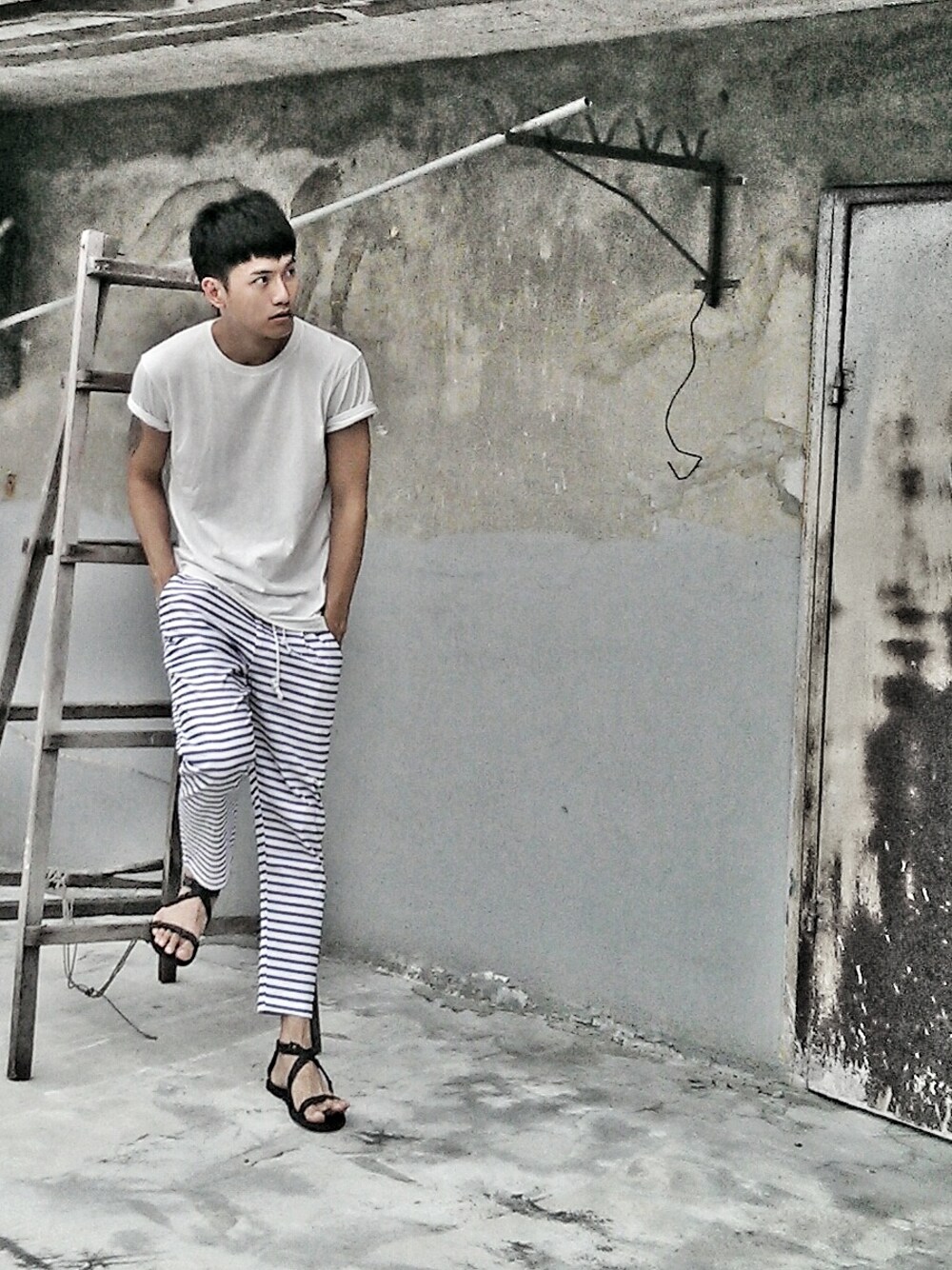 「stripes、white、casual」｜「UNIQLOのアイテム（Tシャツ/カットソー、ホワイト系）」を使った、pteroさん（メンズ・178cm）の秋コーディネートの1枚目の写真