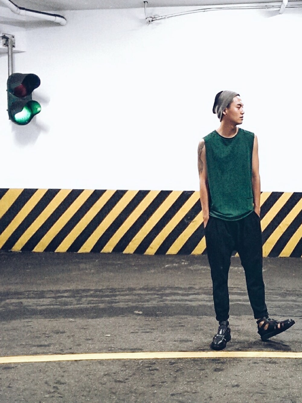 「street、casual」｜「asosのアイテム（ベスト、グリーン系）」を使った、pteroさん（メンズ・178cm）の秋コーディネートの1枚目の写真