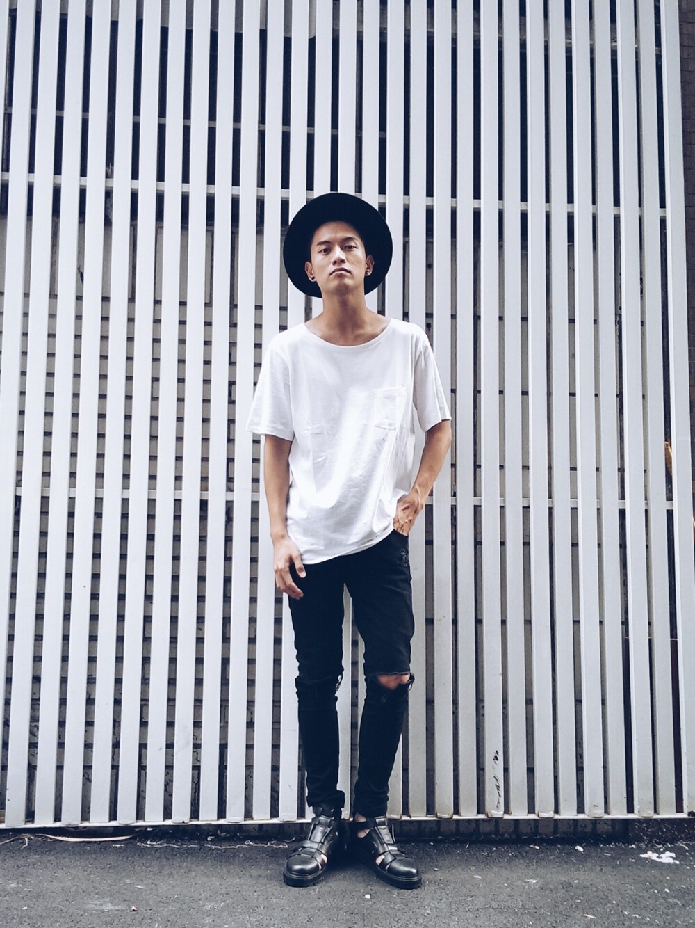 「H&Mのアイテム（Tシャツ/カットソー、ホワイト系）」を使った、pteroさん（メンズ・178cm）の秋コーディネートの1枚目の写真