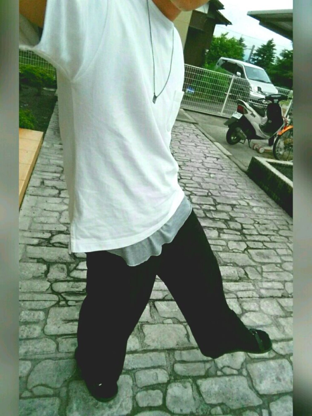 ブルー系のパンツ、ブラック系のサンダル、グレー系のTシャツ/カットソーを着用したメンズの夏コーディネートの1枚目の写真