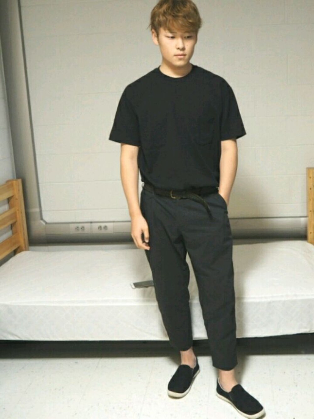 ブラック系のTシャツ/カットソー、ブルー系のその他パンツを着用したメンズの夏コーディネートの1枚目の写真