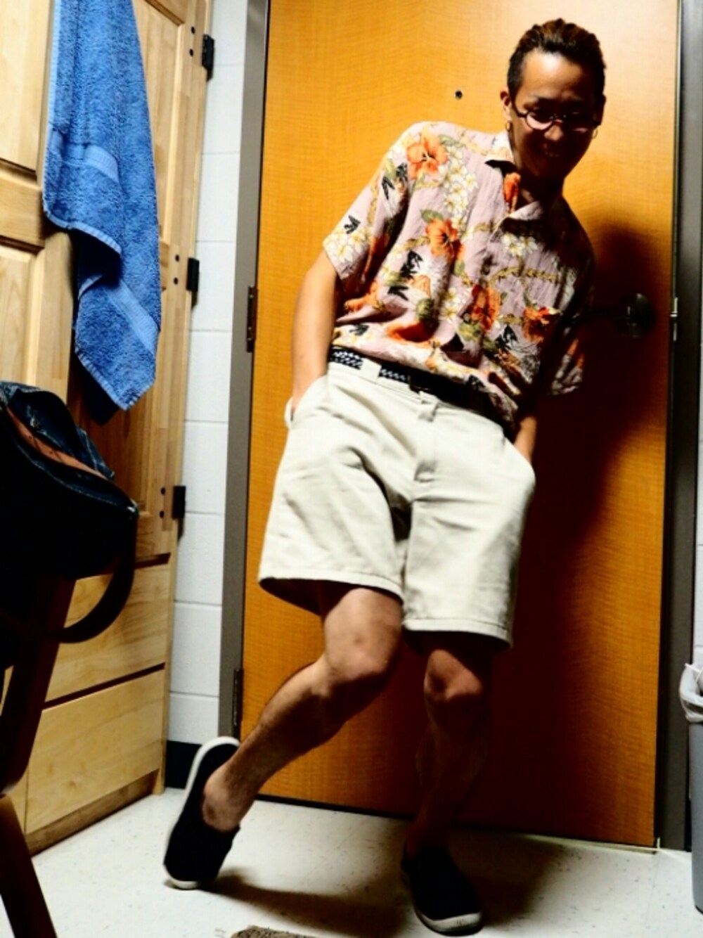 ベージュ系のチノパンツ、その他のシャツ/ブラウスを着用したメンズの秋コーディネートの1枚目の写真