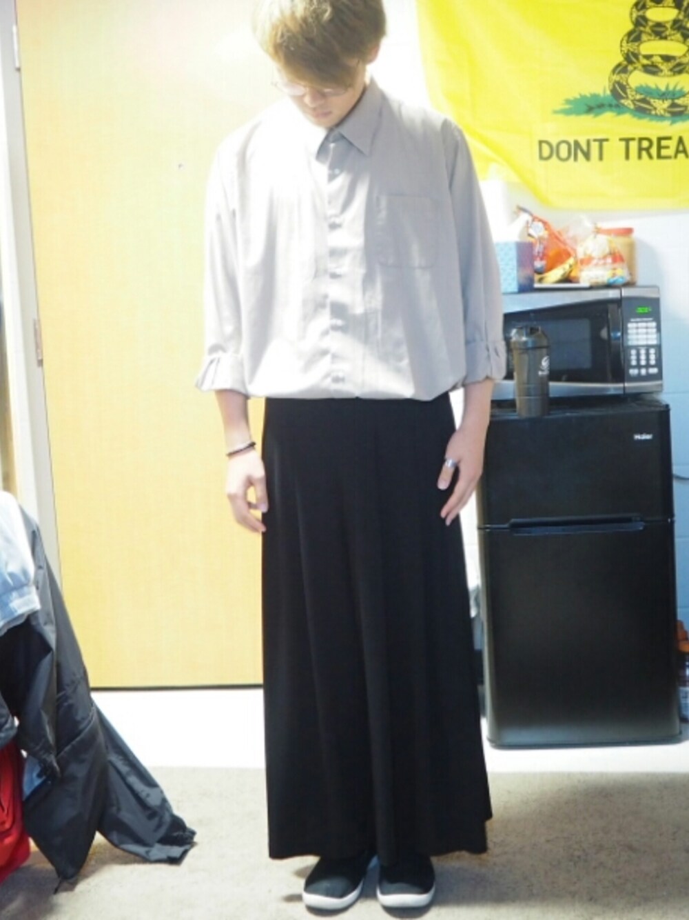 ベージュ系のシャツ/ブラウス、ブラック系のその他パンツ、ブラック系のスニーカーを着用したメンズの秋コーディネートの1枚目の写真