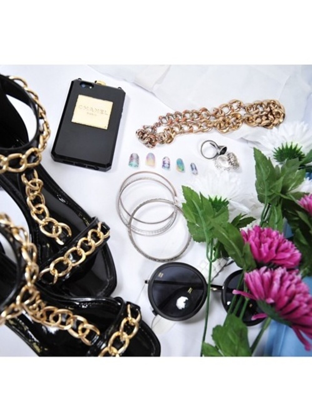「blingbling、gold、Accessories」｜「MURUAのアイテム（サンダル、ブラック系）」を使った、ayanaさん（レディース・157cm）の秋コーディネートの1枚目の写真