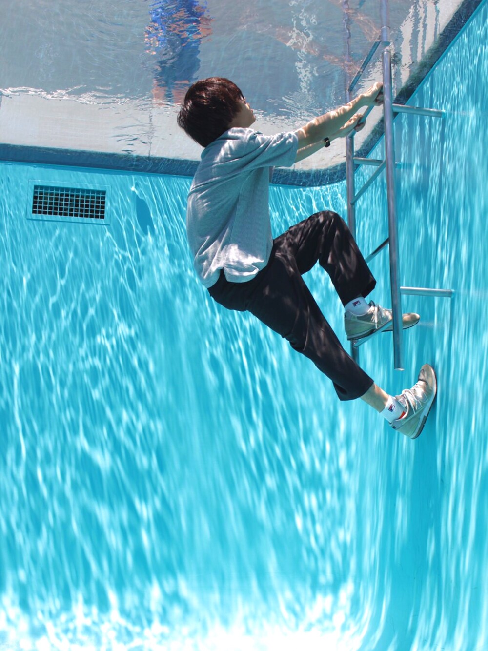 グレー系のTシャツ/カットソー、ブラック系のその他パンツを着用したメンズの夏コーディネートの1枚目の写真