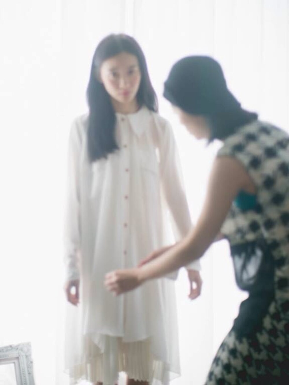 「JUBY CHIUのアイテム（シャツ/ブラウス、ホワイト系）」を使った、邱娉勻さん（レディース・165cm）の冬コーディネートの1枚目の写真
