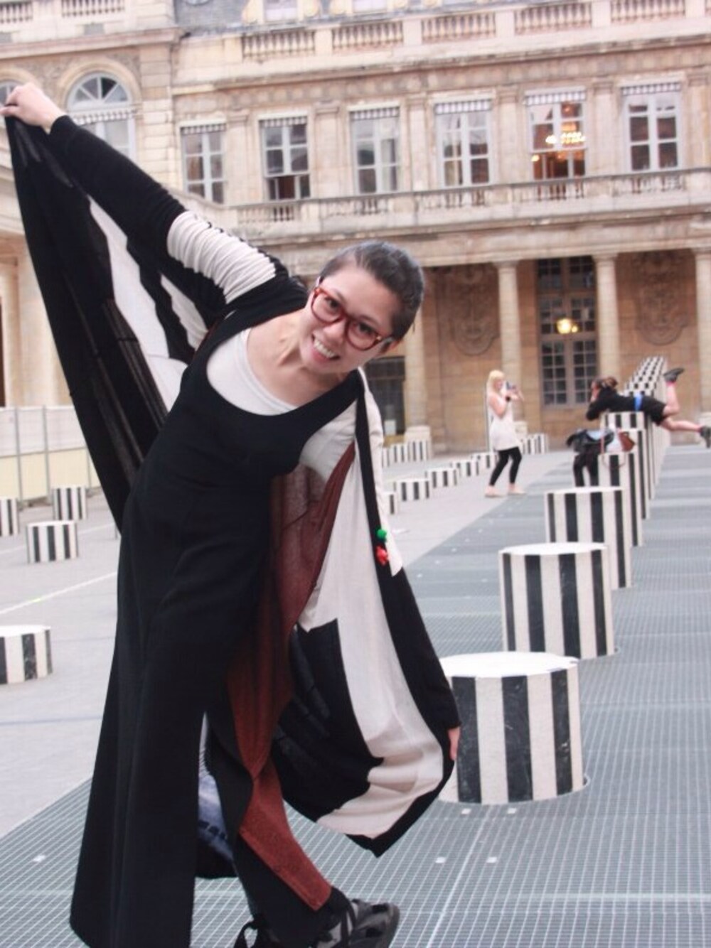 「PARIS」｜「VINTAGEのアイテム（ワンピース、ブラック系）」を使った、邱娉勻さん（レディース・165cm）の冬コーディネートの1枚目の写真