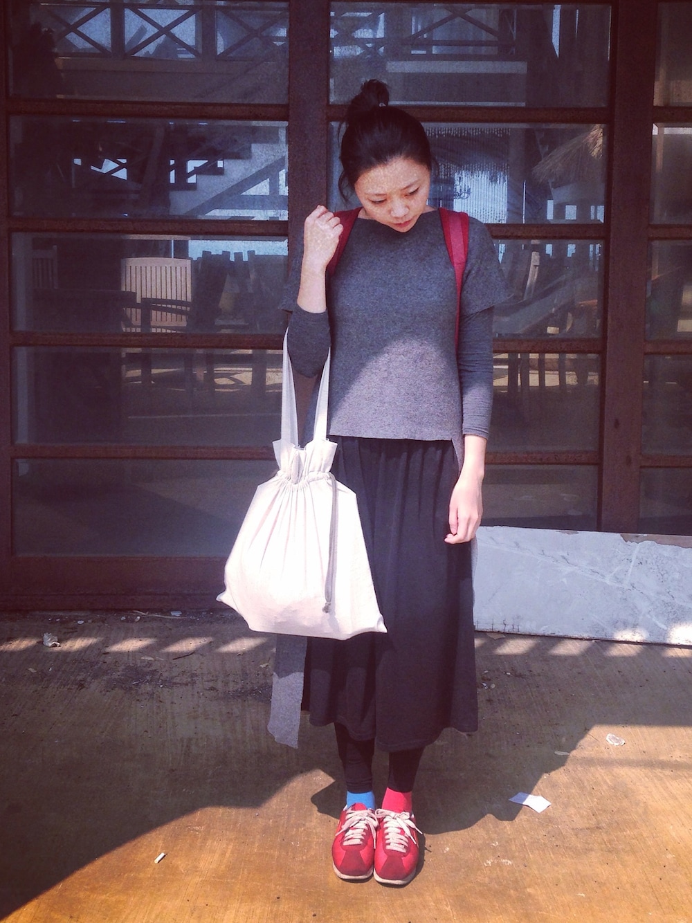 「公雞咖啡」｜「juby Chiuのアイテム（ハンドバッグ、ベージュ系）」を使った、邱娉勻さん（レディース・165cm）の冬コーディネートの1枚目の写真