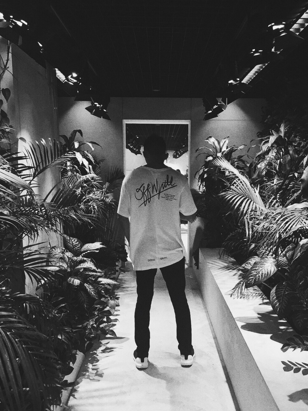 「ootd、offwhite、adidas、hypebeast、#hongkong、black and white」｜「off whiteのOFF WHITE 『DONE DEAL』カットソー（Tシャツ/カットソー、ホワイト系）」を使った、Jackie Tongさん（メンズ・185cm）の夏コーディネートの1枚目の写真