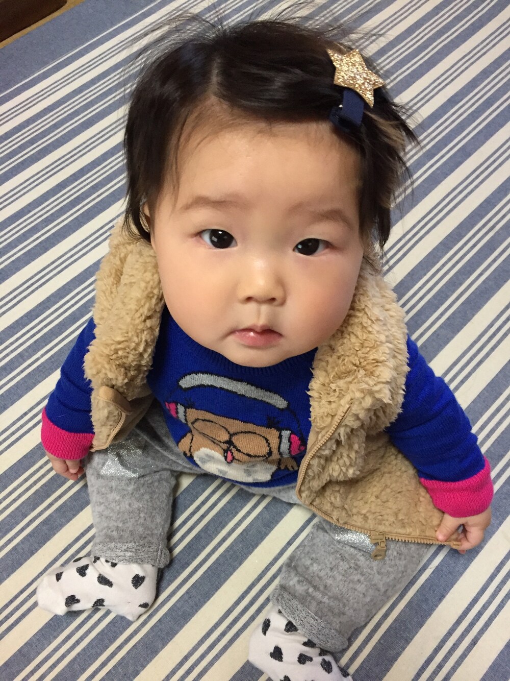 「petit mainのアイテム（バレッタ/ヘアクリップ、ゴールド系）」を使った、coconaさん（キッズ・80cm）の秋コーディネートの1枚目の写真