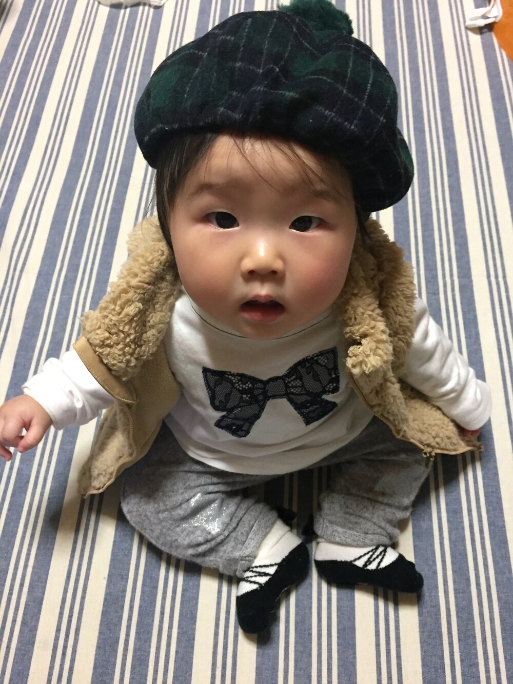 「FLEX GALLERYのアイテム（帽子、グリーン系）」を使った、coconaさん（キッズ・80cm）の秋コーディネートの1枚目の写真
