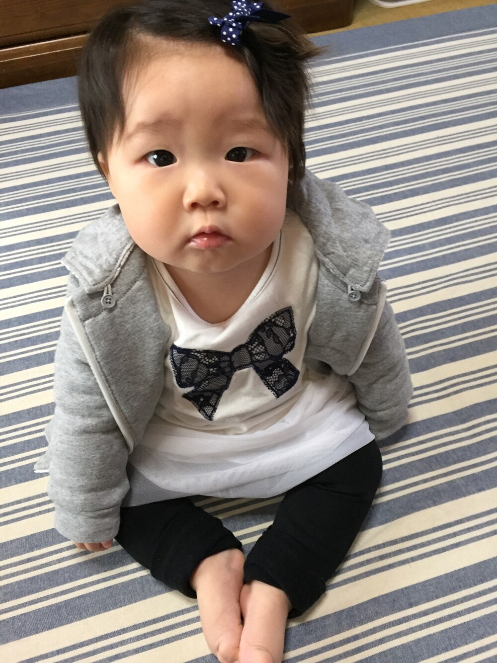「COMME CA ISMのアイテム（トップス、ホワイト系）」を使った、coconaさん（キッズ・80cm）の秋コーディネートの1枚目の写真