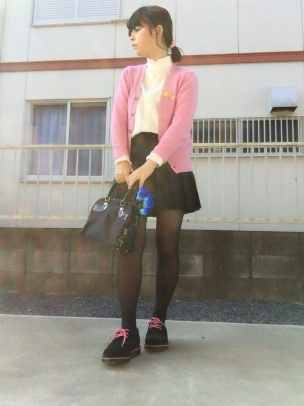 「outfit、ピンク、シンプル、ootd」｜「THEATRE PRODUCTSのアイテム（その他ヘアアクセサリー、ゴールド系）」を使った、Emmaさん（レディース・158cm）の冬コーディネートの1枚目の写真