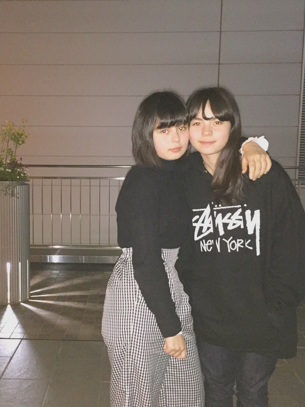 「姉妹、コンバース」｜「UNIQLOのアイテム（ニット/セーター、ブラック系）」を使った、Emmaさん（レディース・158cm）の春コーディネートの1枚目の写真