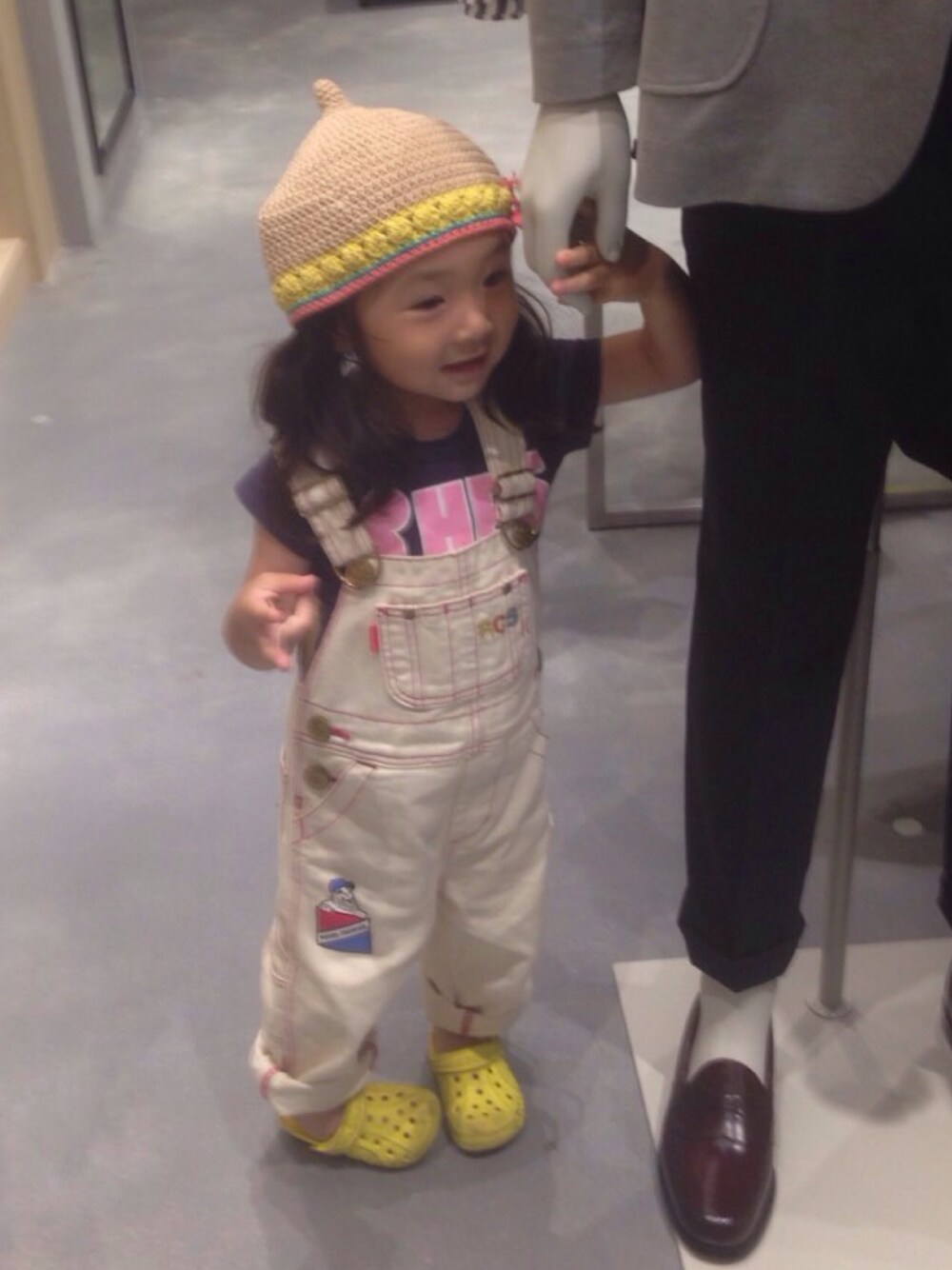「オーバーオール、ホワイト、Tシャツ、クロックス、Rodeo Crowns KIDS、ロールアップ、ツインテール」｜「Rodeo Crowns KIDSのRCK WHT PAINTER OVERALL（つなぎ/オールインワン、ホワイト系）」を使った、miezokinさん（レディース・158cm）の夏コーディネートの1枚目の写真