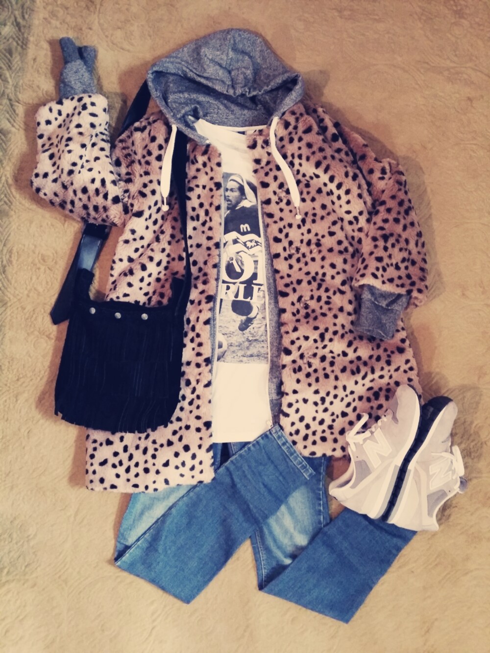 「レオパード、ニューバランス、minnetonka、ポシェット、Tシャツ×デニム」｜「Auntie Rosaのダルメシアンコート（その他アウター、ブラウン系）」を使った、emuemu266さん（レディース・160cm）の冬コーディネートの1枚目の写真