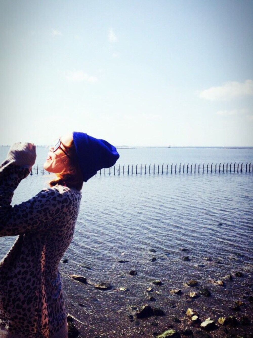 「海、風景」｜「?????のアイテム（ニットキャップ/ビーニー、ブルー系）」を使った、E.P. Iさん（レディース・156cm）の冬コーディネートの1枚目の写真